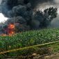 Api masih menyala di sumur minyak ilegal Blora meski tim gabungan berusaha memadamkan. (Dok. Tangkapan layar video)
