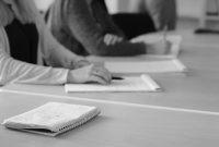 Jurnalis ekonomi menyiapkan liputan acara perusahaan dengan fokus pada data konkret. (Pixabay.com/sarahblocks)
