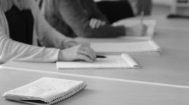 Jurnalis ekonomi menyiapkan liputan acara perusahaan dengan fokus pada data konkret. (Pixabay.com/sarahblocks)
