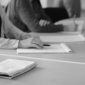 Jurnalis ekonomi menyiapkan liputan acara perusahaan dengan fokus pada data konkret. (Pixabay.com/sarahblocks)

