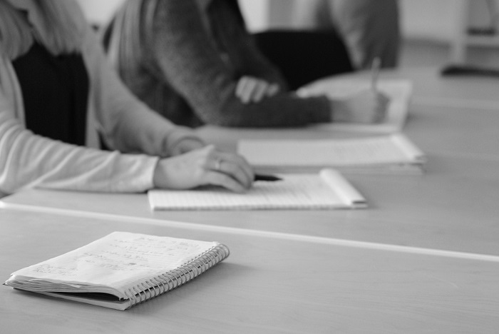 Jurnalis ekonomi menyiapkan liputan acara perusahaan dengan fokus pada data konkret. (Pixabay.com/sarahblocks)
