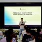 Yulong Chen, General Manager OMOWAY Indonesia, menyampaikan visi dalam acara peresmian.