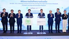 Dr Teerapon Tanomsakyut (centre, left) and Professor Xiaojun Zhang (centre, right) sign the Memorandum of Understanding