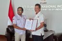 Ketua Umum Persatuan Layangan Aduan Seluruh Indonesia H. Essa Muhammad bersama Ketua Umum KONI Pusat Marciano Norman secara resmi menandatangani Nota Kesepahaman.