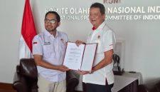 Ketua Umum Persatuan Layangan Aduan Seluruh Indonesia H. Essa Muhammad bersama Ketua Umum KONI Pusat Marciano Norman secara resmi menandatangani Nota Kesepahaman.