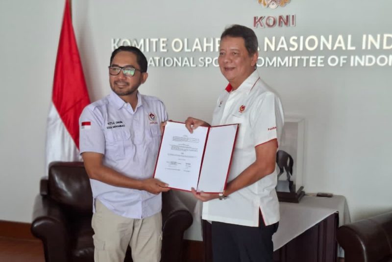Ketua Umum Persatuan Layangan Aduan Seluruh Indonesia H. Essa Muhammad bersama Ketua Umum KONI Pusat Marciano Norman secara resmi menandatangani Nota Kesepahaman.
