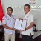 Ketua Umum Persatuan Layangan Aduan Seluruh Indonesia H. Essa Muhammad bersama Ketua Umum KONI Pusat Marciano Norman secara resmi menandatangani Nota Kesepahaman.