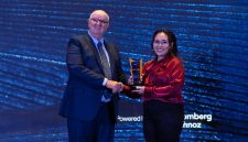Direktur Keuangan AdaKami, Valentina Juveline (kanan) menerima penghargaan Top Company in Transparent & Responsible P2P Lending dari Chief Executive Officer Bloomberg Technoz, Roger James Finnie (kiri) pada ajang Indonesia Top Companies Recognition 2026 yang diselenggarakan oleh Bloomberg Technoz bersama Indonesia Data di Jakarta. Penghargaan ini mengukuhkan posisi AdaKami sebagai platform pembiayaan digital terpercaya pilihan masyarakat.