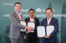 Malaysian Communications and Multimedia Commission Chief Corporate and International Officer En Syahrilazli Mahammad(middle) witnessing the exchanging of documents between Head of APAC, GSMA Julian Gorman(left) and Jason Tao, Vice President of ICT Marketing & Solution Sales Dept, Huawei Asia Pacific(right).