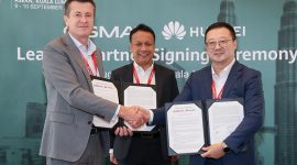 Malaysian Communications and Multimedia Commission Chief Corporate and International Officer En Syahrilazli Mahammad(middle) witnessing the exchanging of documents between Head of APAC, GSMA Julian Gorman(left) and Jason Tao, Vice President of ICT Marketing & Solution Sales Dept, Huawei Asia Pacific(right).