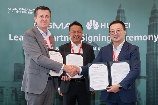 Malaysian Communications and Multimedia Commission Chief Corporate and International Officer En Syahrilazli Mahammad(middle) witnessing the exchanging of documents between Head of APAC, GSMA Julian Gorman(left) and Jason Tao, Vice President of ICT Marketing & Solution Sales Dept, Huawei Asia Pacific(right).
